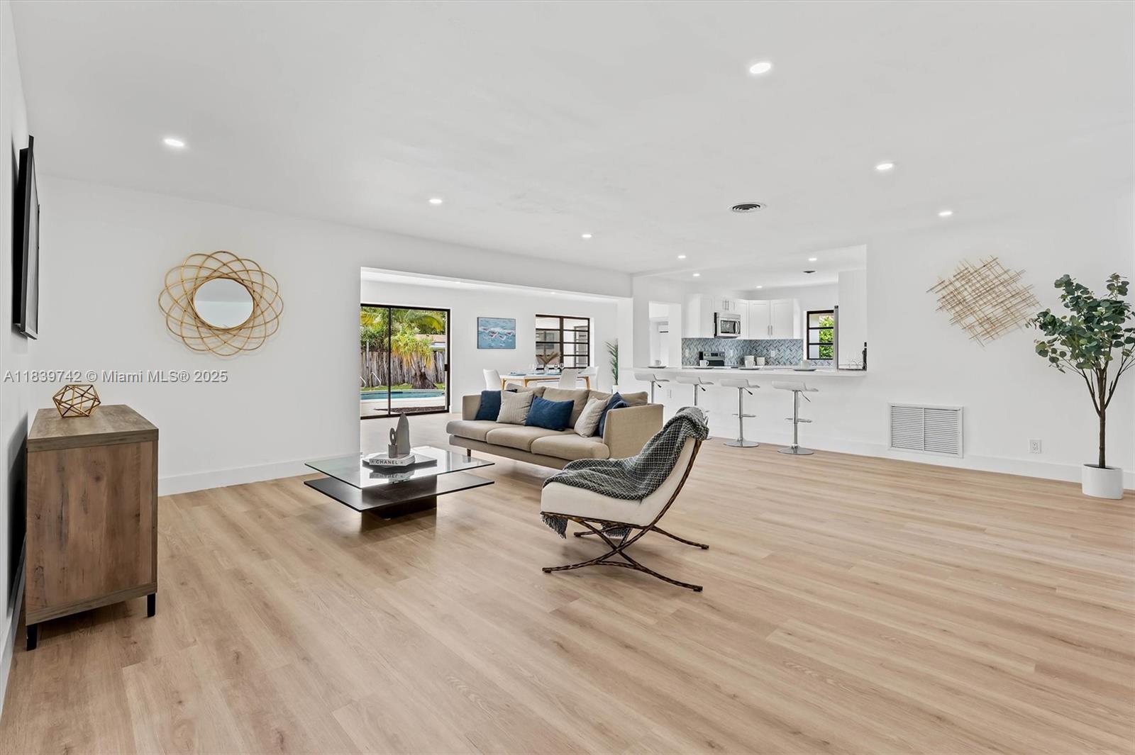 885 Azalea Ct