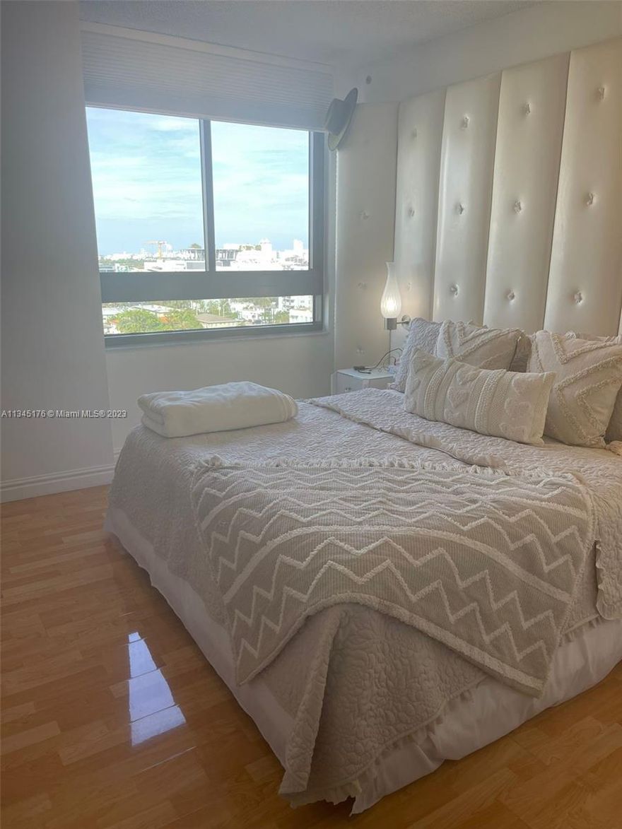 Large 1/1 at Waverly .Full Amenities condo with 24 hours front desk,pool,gym,parking .
Unit is unfurnished or partial furnished upon request .Free cable and internet ..
Condo available to move in .