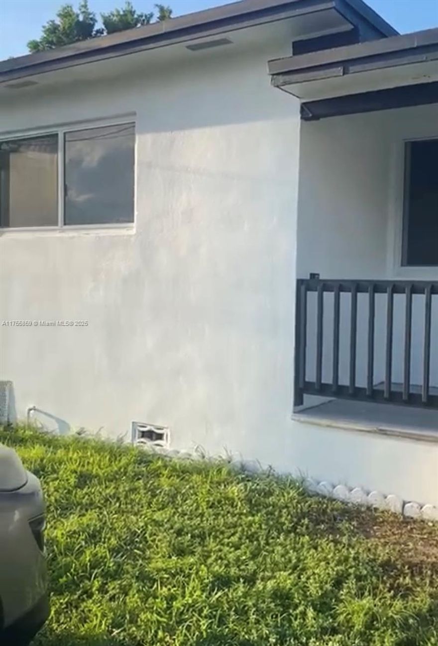 AMAZING SINGLE-FAMILY HOME!!! ENJOY THIS BEAUTIFUL ABSOLUTELY RENOVATED 3 BEDROOMS 2 BATHROOMS HOME, NEW APPLIANCES NEW AC NEW FLOORS AND MORE.  LARGE BACKYARD AND PLENTY FRONT SPACE TO PARK MANY CARS. GREAT LOCATION. FIRST BUYERS' WELCOME INVESTORS WELSOME TOO. EASY TO SHOW.