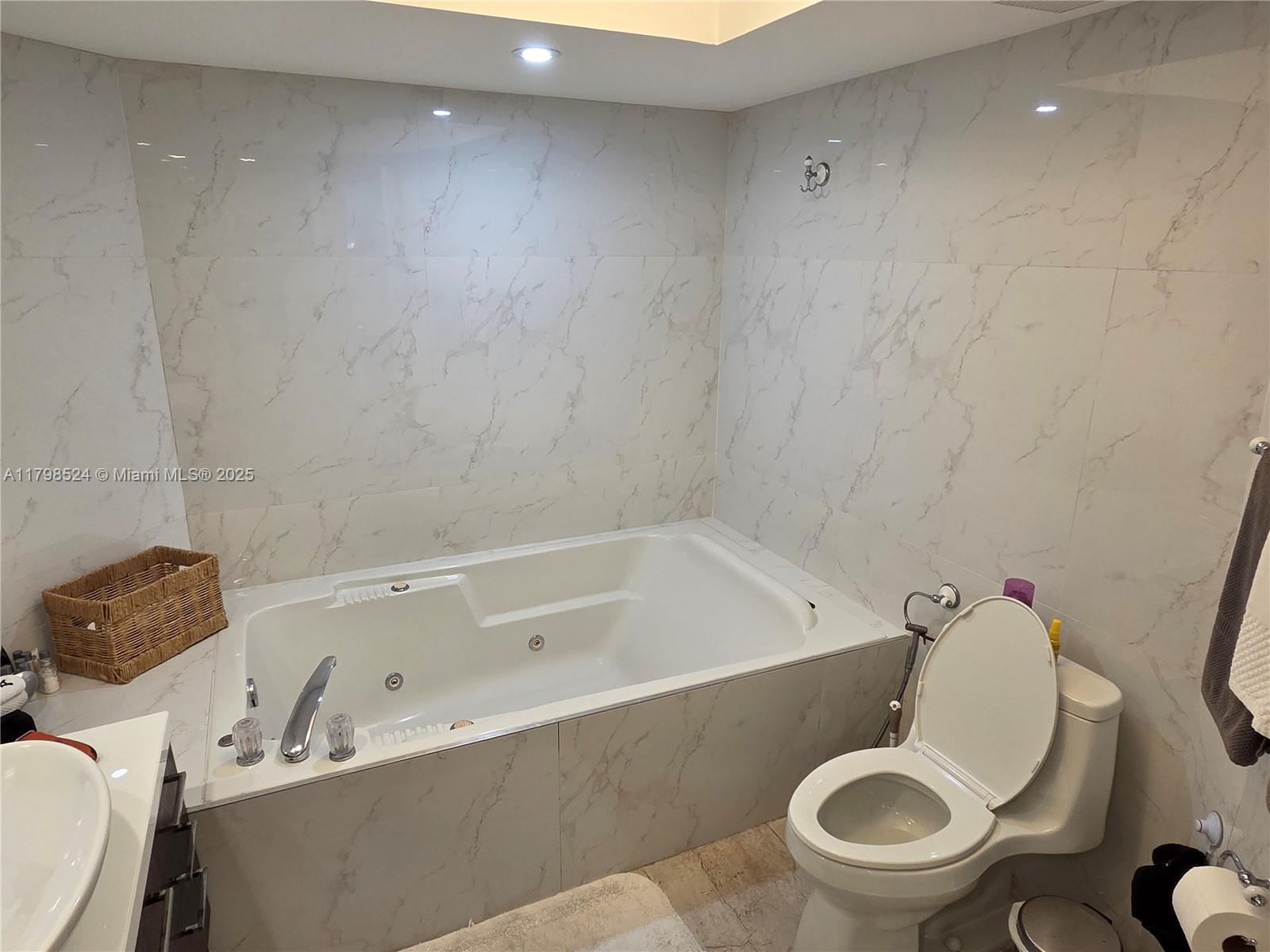 OCEANIA I CONDO - Residential