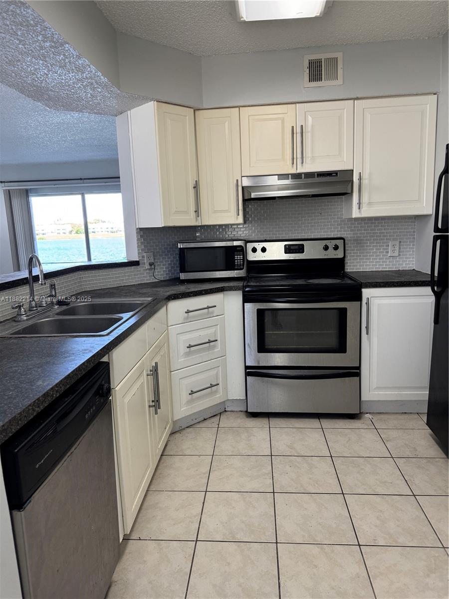 SUMMER LAKE CONDO - Residential Lease