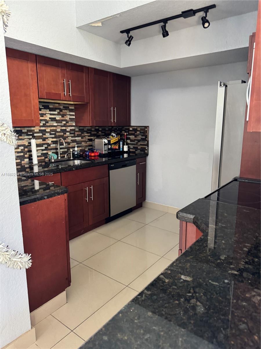 SUMMER LAKE CONDO - Residential Lease