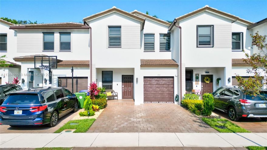 Spacious Townhouse 3 Bedroom and 2 1/2 Bathroom, Ready to move excellent area Gate community, Building 2020 close to the shopping mall, Grat school very close to the I-75