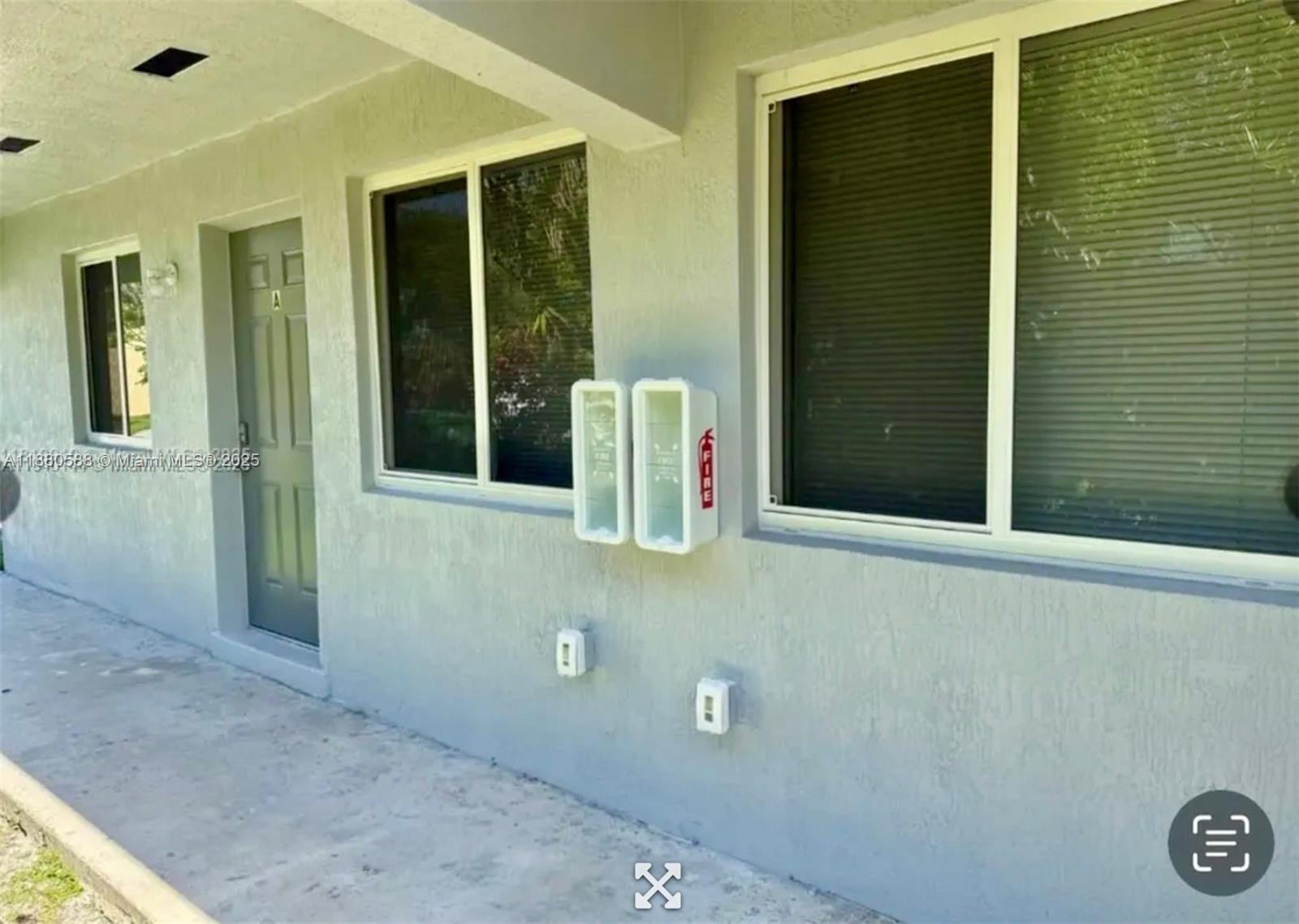 Excellent Investment Opportunity!
This fully renovated property is turnkey and ready to generate income. Each unit features:
Independent electrical meters
Brand-new central A/C systems
New appliances in every unit
The property has already been approved for Section 8, with one unit currently leased at $2,500/month.
Located in a rapidly developing neighborhood, several new builds nearby are driving up both property values and rental demand.
Whether you’re a builder looking for your next project or an investor seeking strong rental income, this property is the perfect fit.
Don’t miss your chance to own a high-performing asset in a prime growth area!