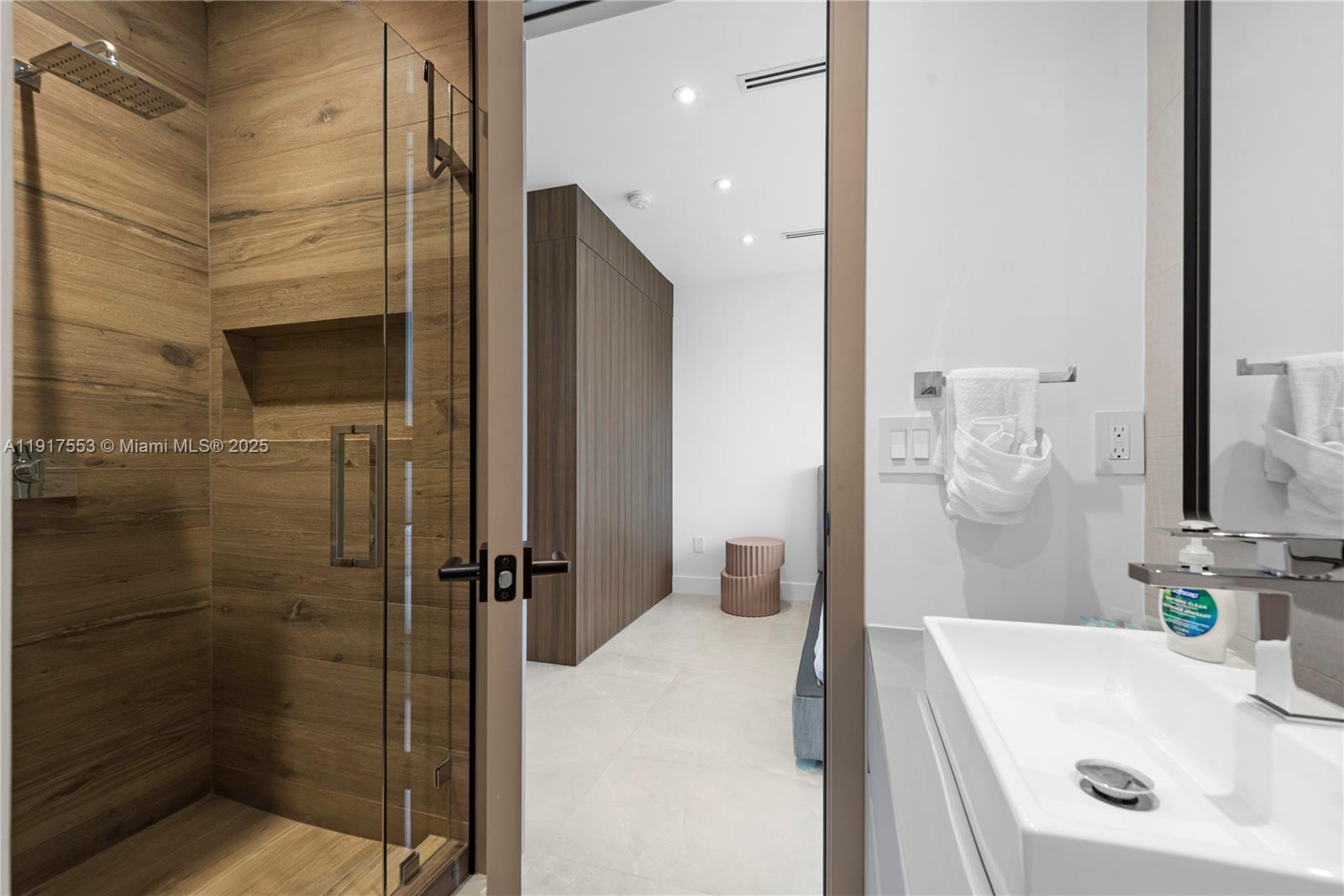 GREYKNOLL ESTATES - Residential Lease