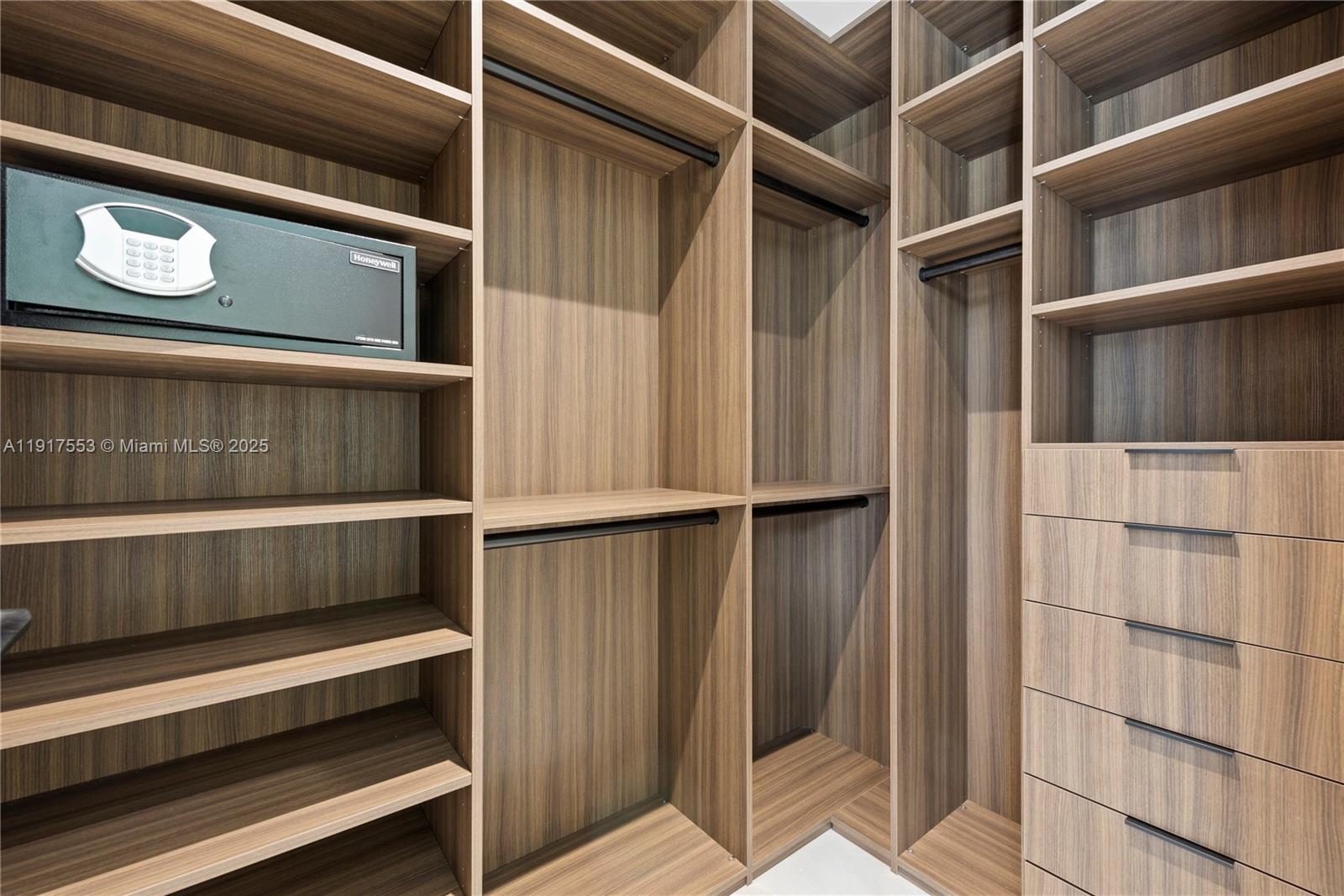 GREYKNOLL ESTATES - Residential Lease