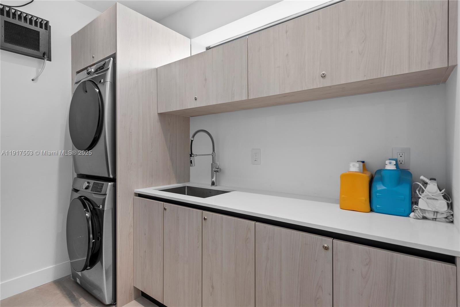 GREYKNOLL ESTATES - Residential Lease