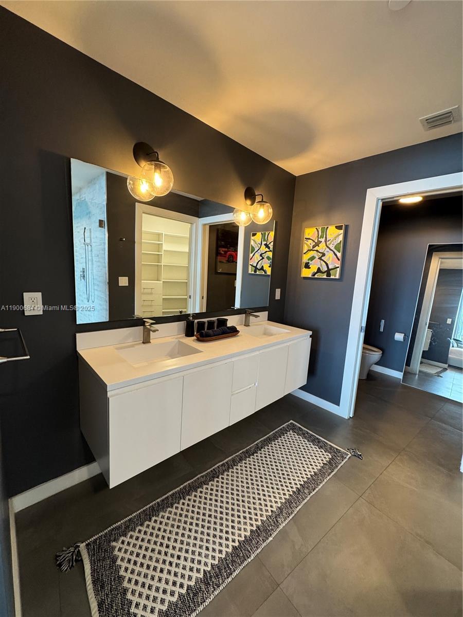 PARAMOUNT BAY CONDO - Residential Lease