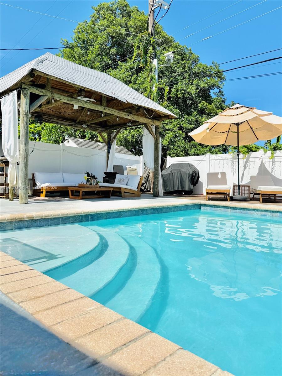 Located in a quiet Cul-de-sac street, Updated kitchen and floors with new appliances, private pool, minutes from the beach, highway, and mall.