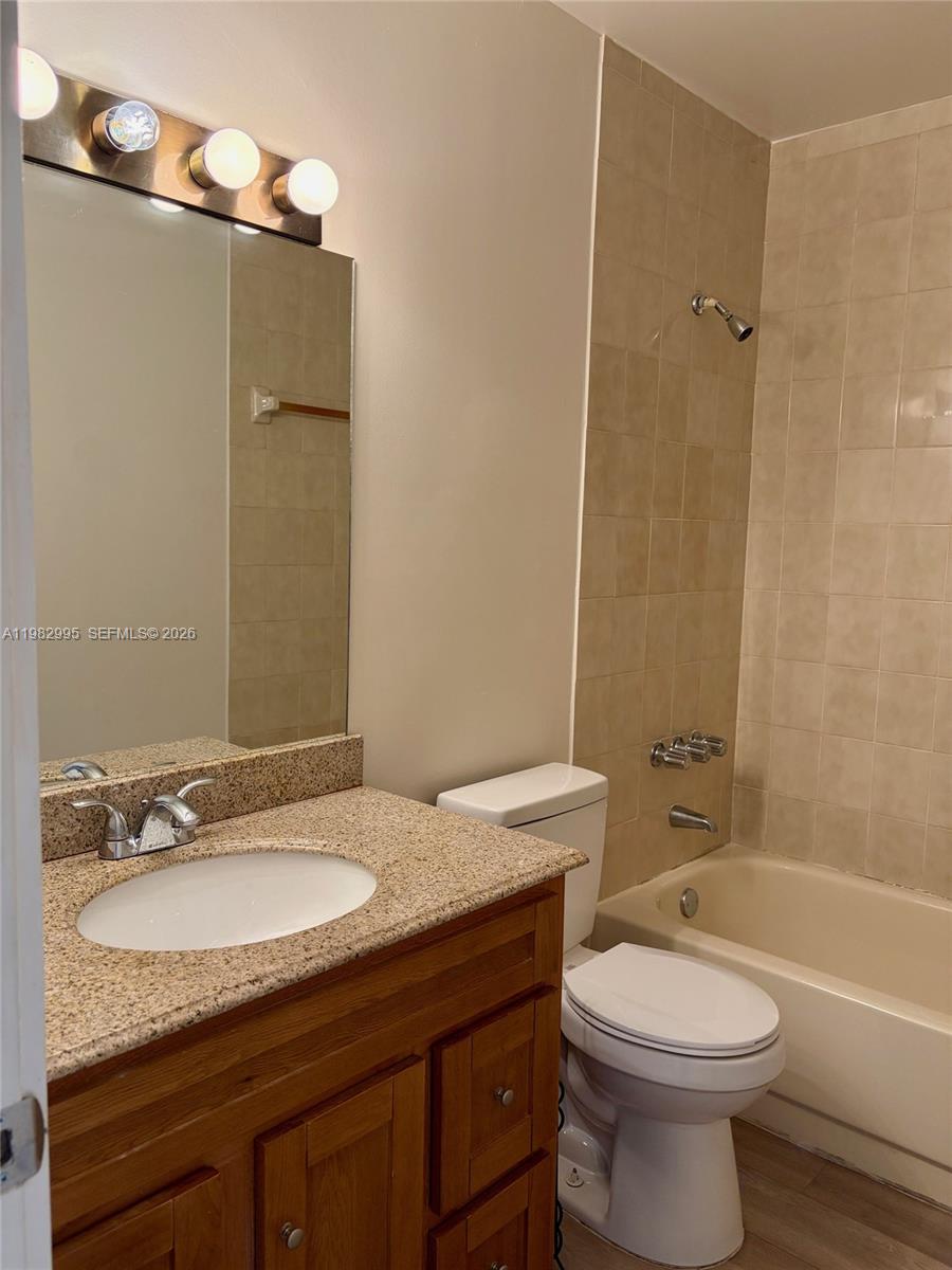 LES CHATEAUX AT INT GARDE - Residential Lease