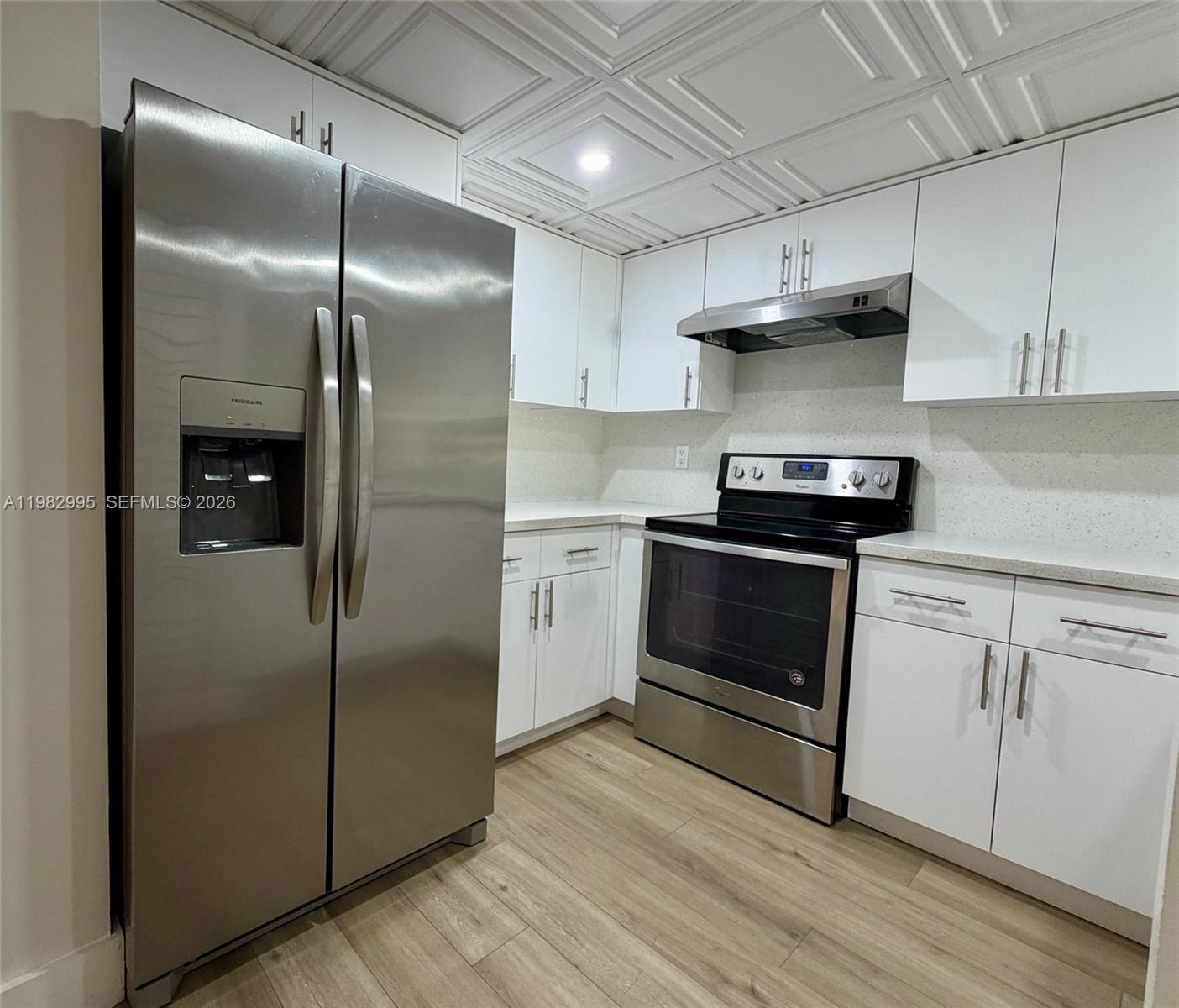 LES CHATEAUX AT INT GARDE - Residential Lease