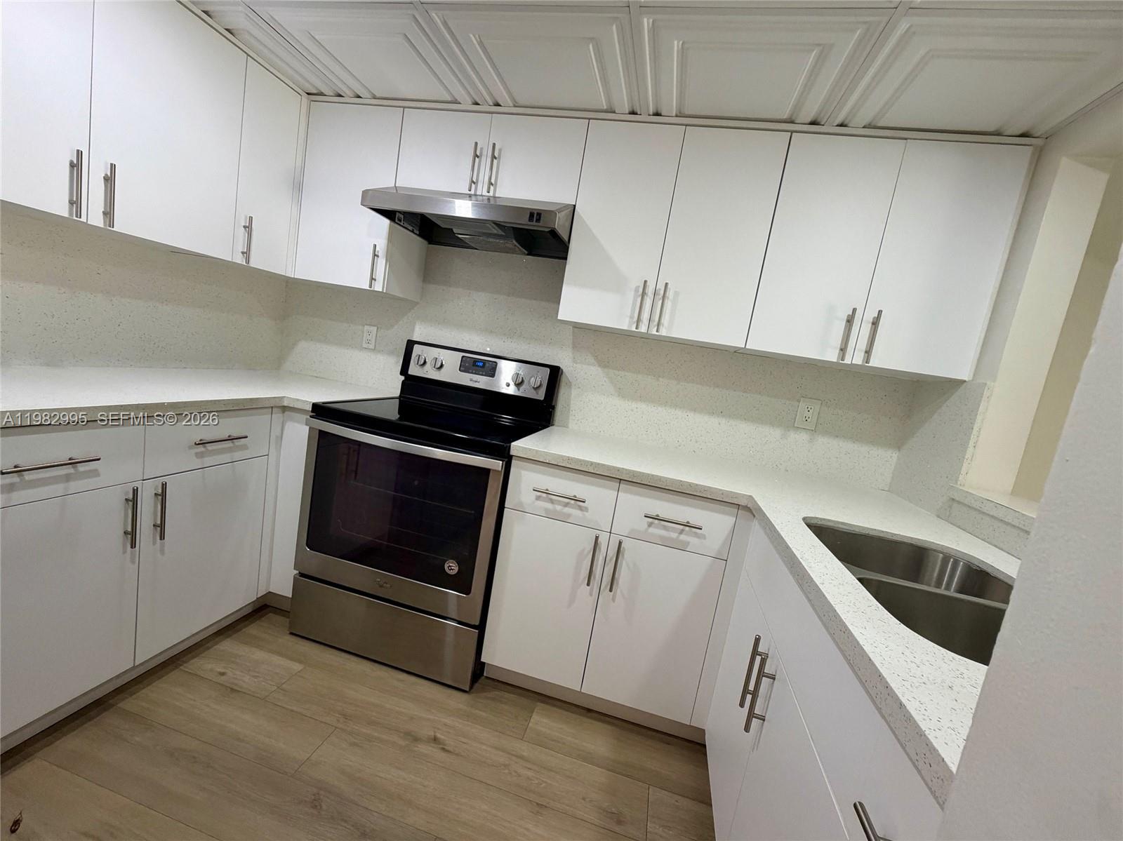 LES CHATEAUX AT INT GARDE - Residential Lease