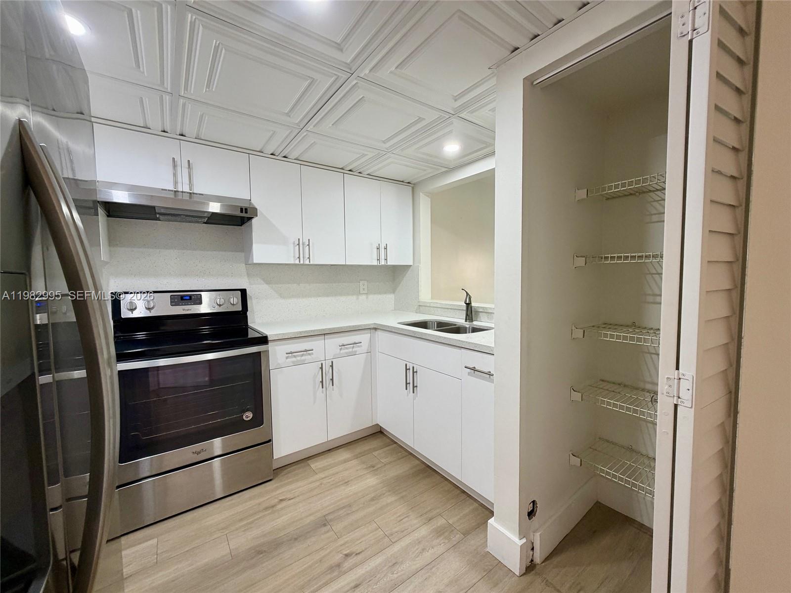 LES CHATEAUX AT INT GARDE - Residential Lease
