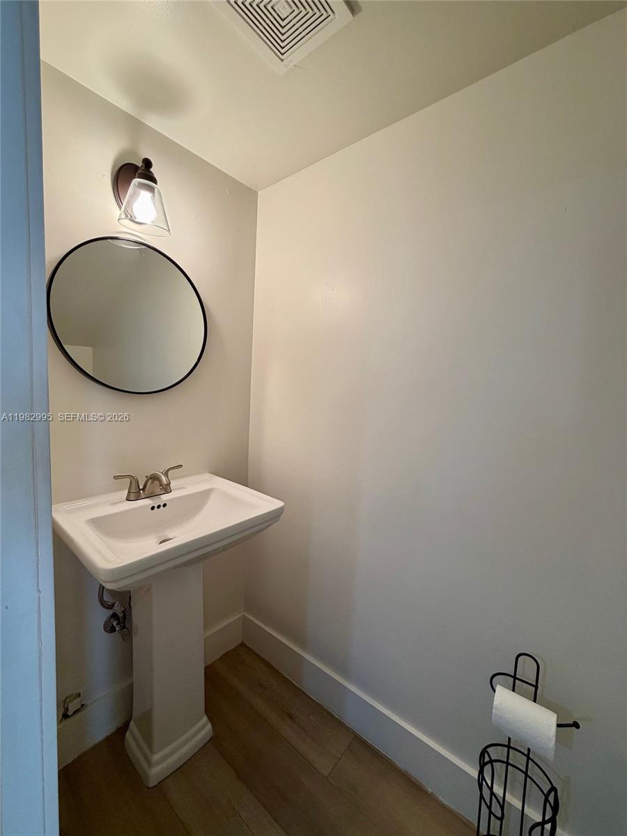 LES CHATEAUX AT INT GARDE - Residential Lease