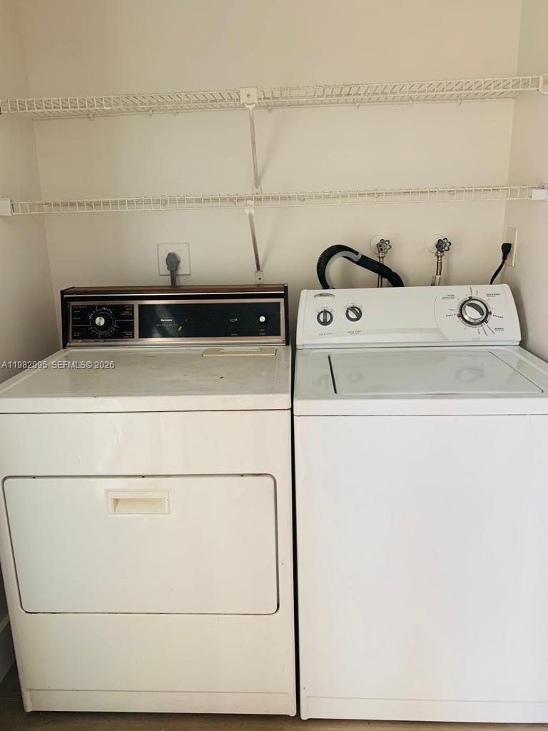 LES CHATEAUX AT INT GARDE - Residential Lease