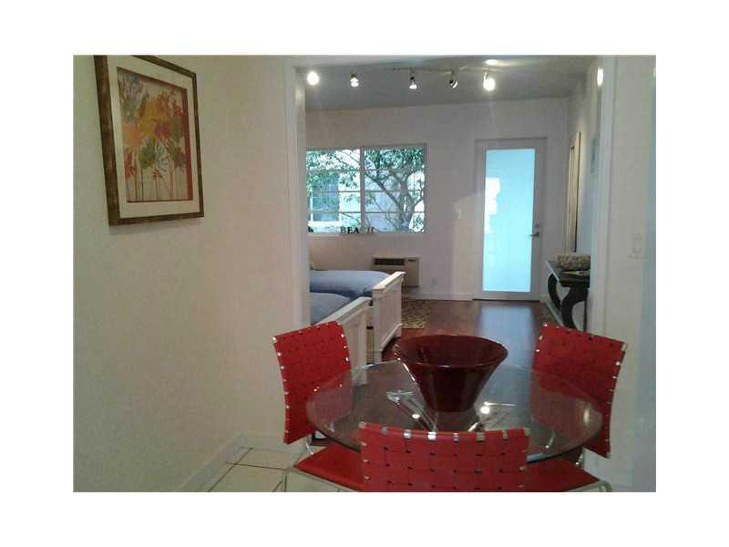 COMFORTABLE FULLY FURNISHED STUDIO IN THE HEART OF SOUTH BEACH. FEW STEPS FROM LINCOLN RD AND THE BEACH. EASY TO SHOW. AVAILABLE FROM NOW.