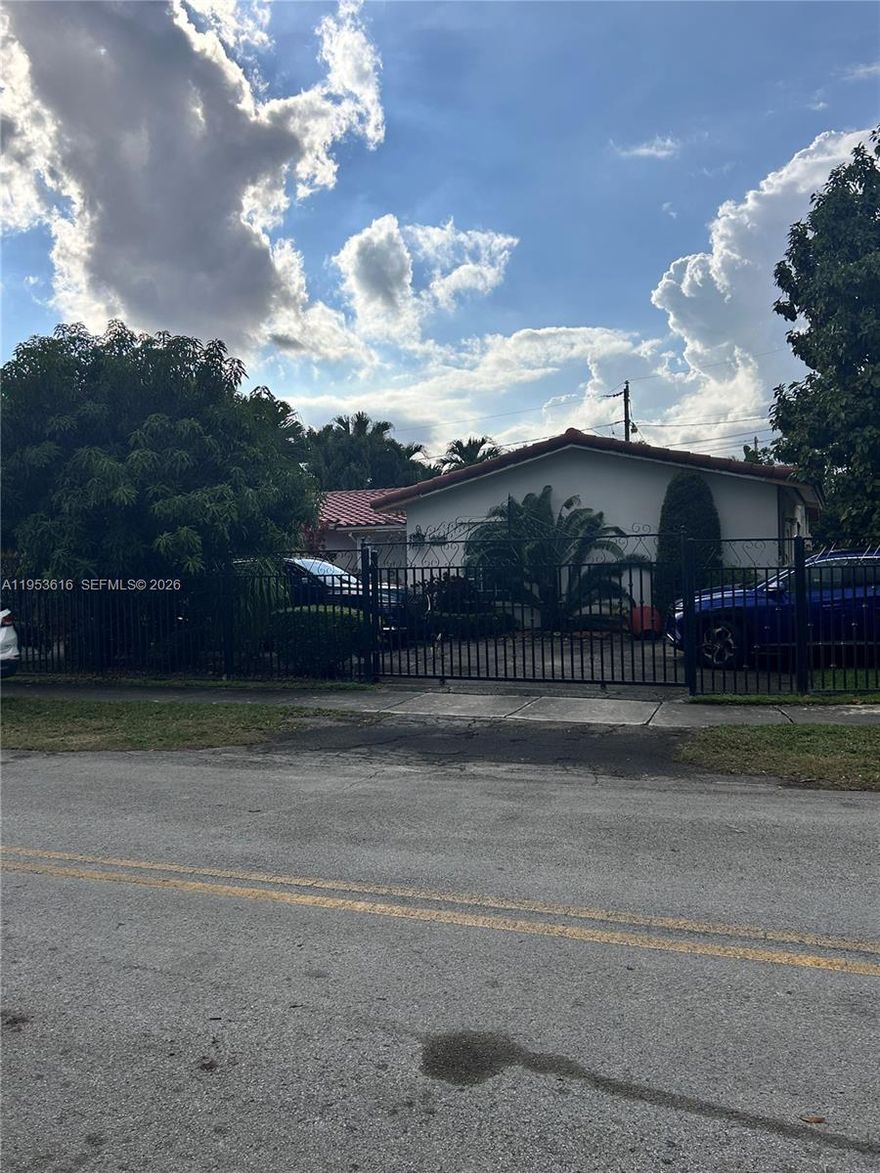 Outstanding corner lot home. Come see this spacious 4/2 home with New Roof, Pool. new Kitchen,, you will love it.
call listing agent now for appointment. Dont wait. bring me your offer today. PLEASE DO NOT DISTURB OWNERS.