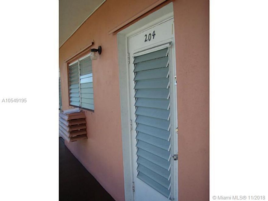 Nice location near to Johnson and Wales University. Remodeled kitchen. Just painted. Near to shops, Publix, Whole Foods and others. $250 refundable deposit required for pets.