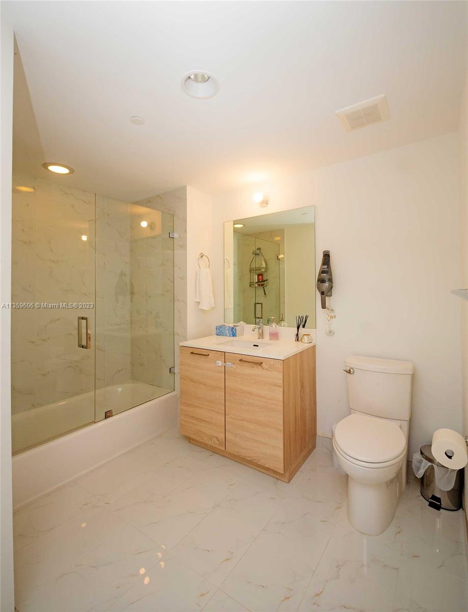 Photo 17 of 50 of 16385 Biscayne Blvd 2101 condo
