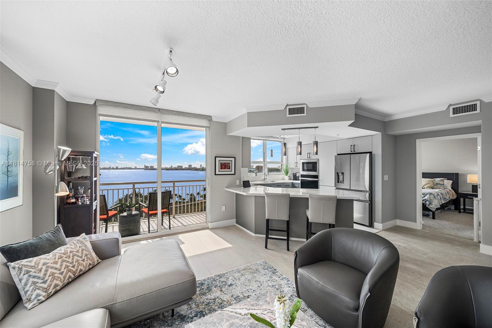 2000 N Bayshore Dr 1011