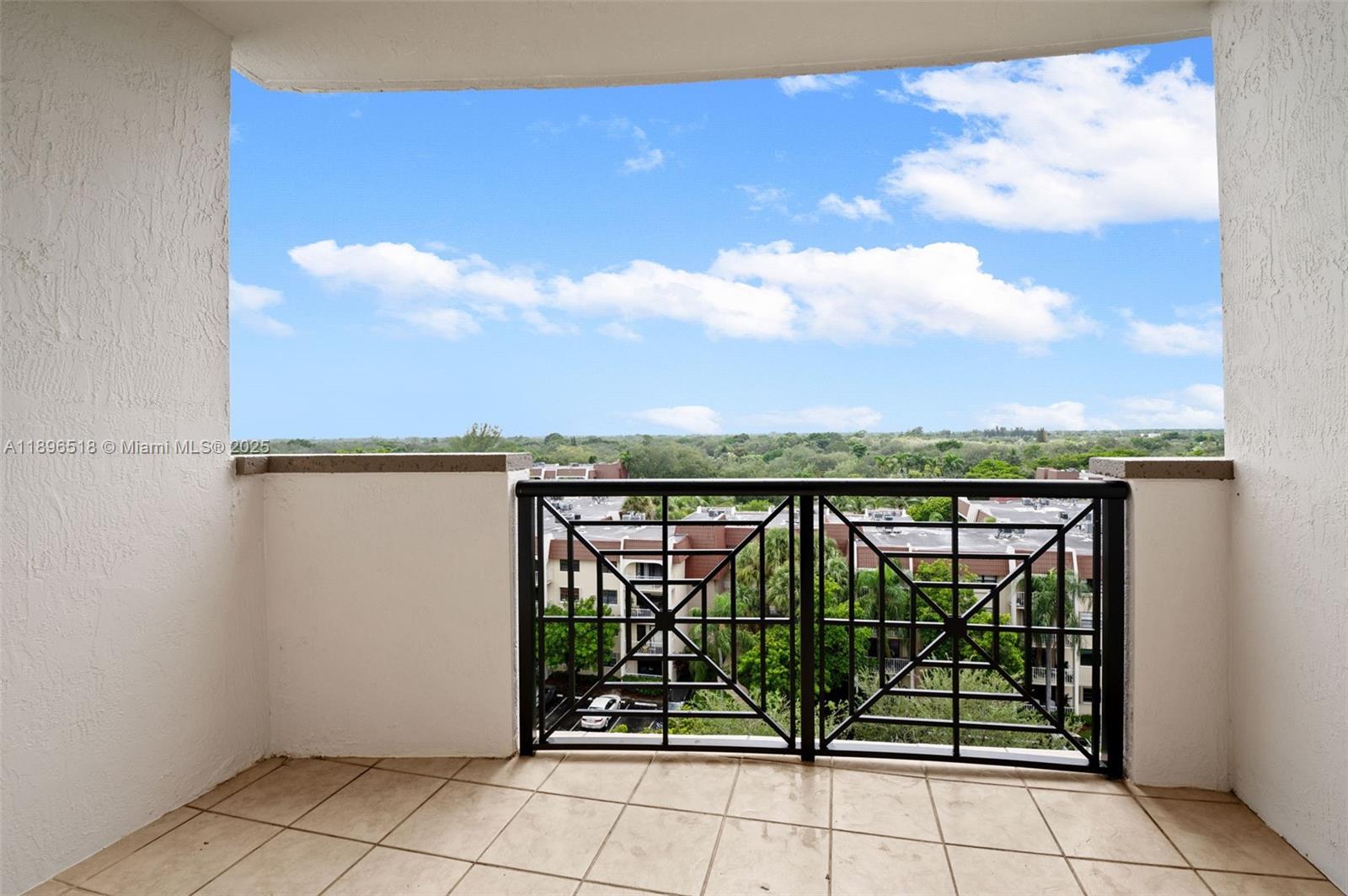 THE GRANDE CONDO - Residential