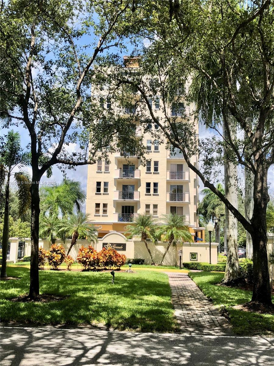 THE GRANDE CONDO - Residential