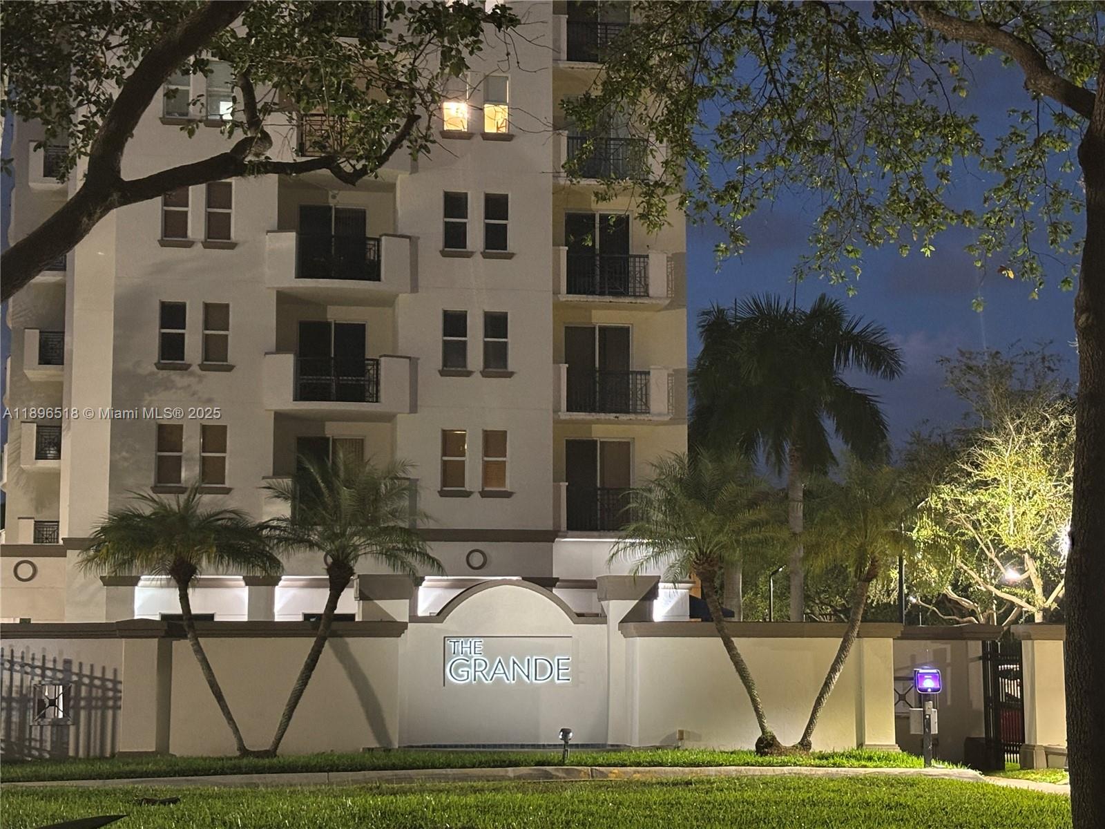 THE GRANDE CONDO - Residential