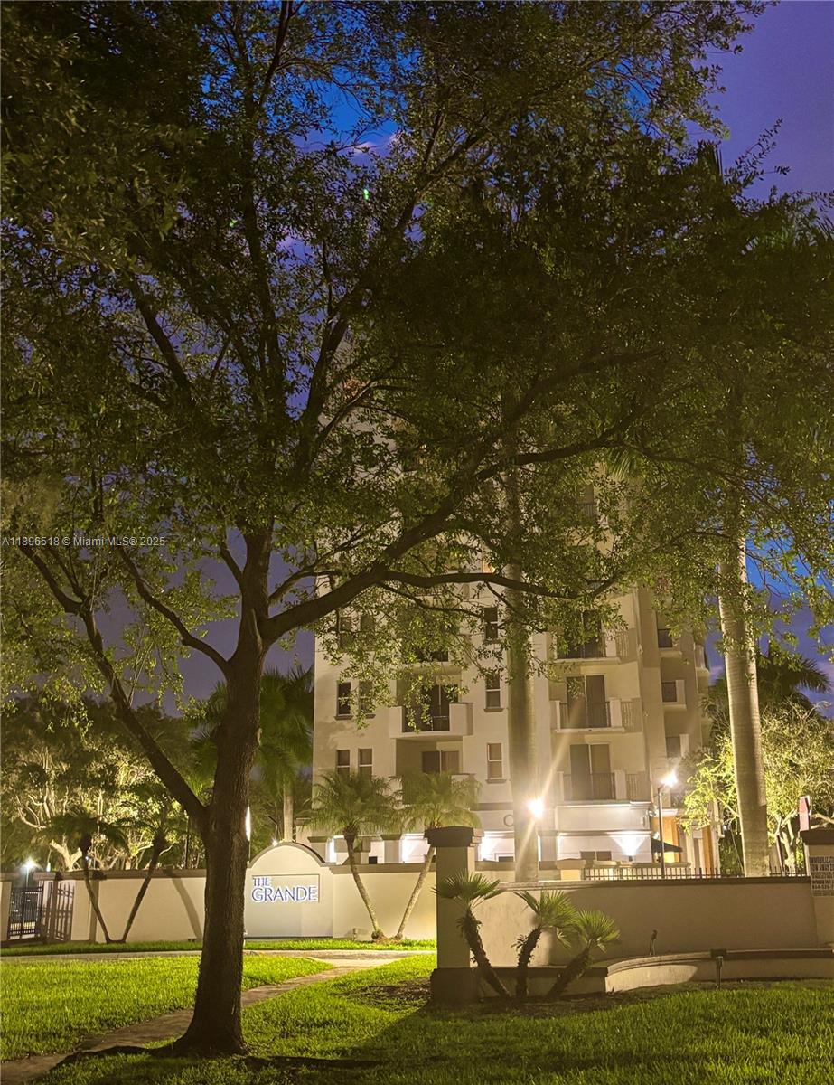 THE GRANDE CONDO - Residential