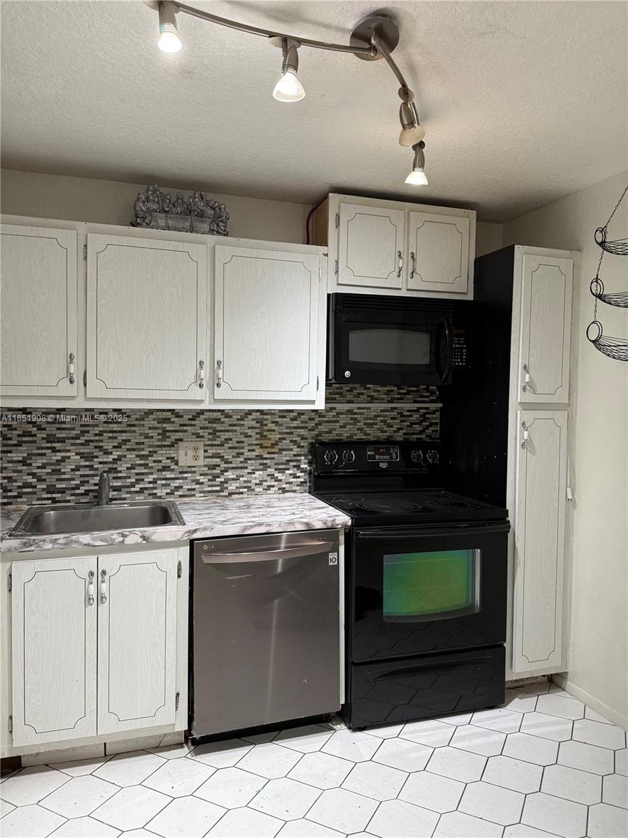 Discover your new home! This charming one bedroom a one and a half bathroom apartment is located on the first floor ,right next to the pool, allowing you to enjoy relaxing and convenient atmosphere.
With a very affordable price and modern decor ,this space is perfect for those seeking comfort and convenience .
The laundry facilities are conveniently located right around the corner .Dont miss this opportunity.
Water and sewer is included and basic cable as well.