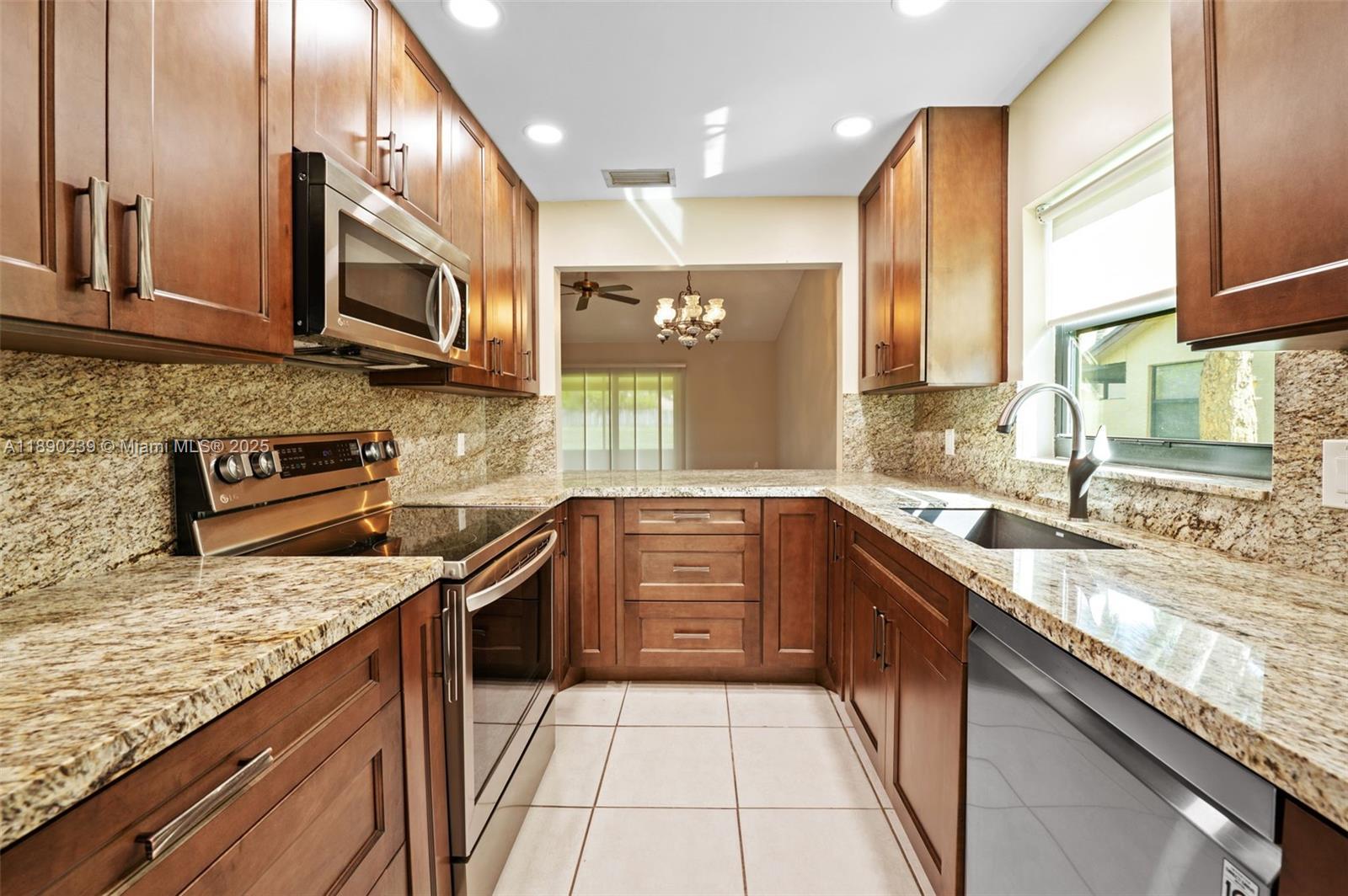 NORTH LAKE TOWNHOMES COND - Residential