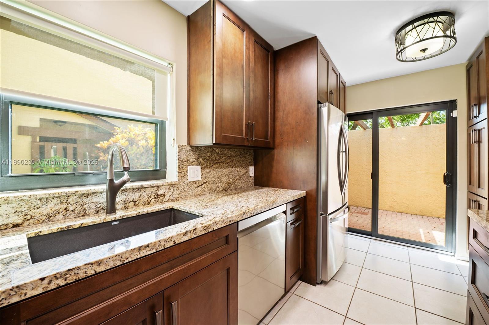 NORTH LAKE TOWNHOMES COND - Residential