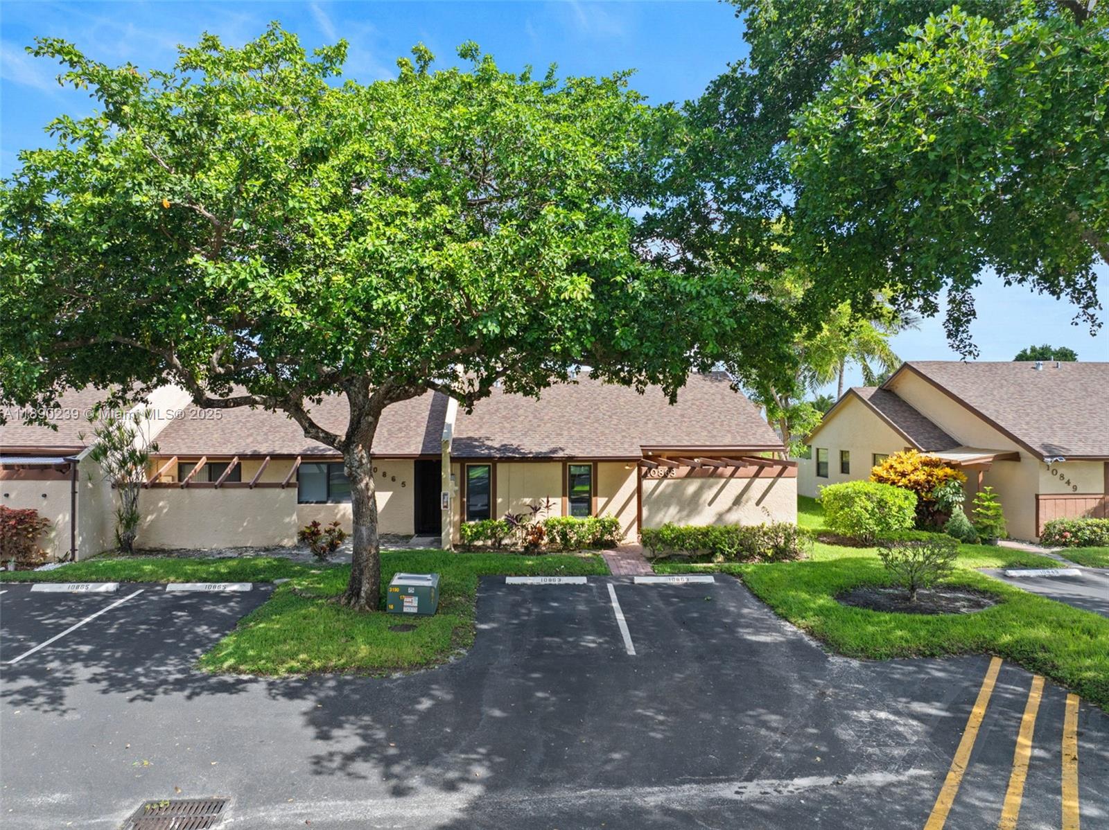 NORTH LAKE TOWNHOMES COND - Residential