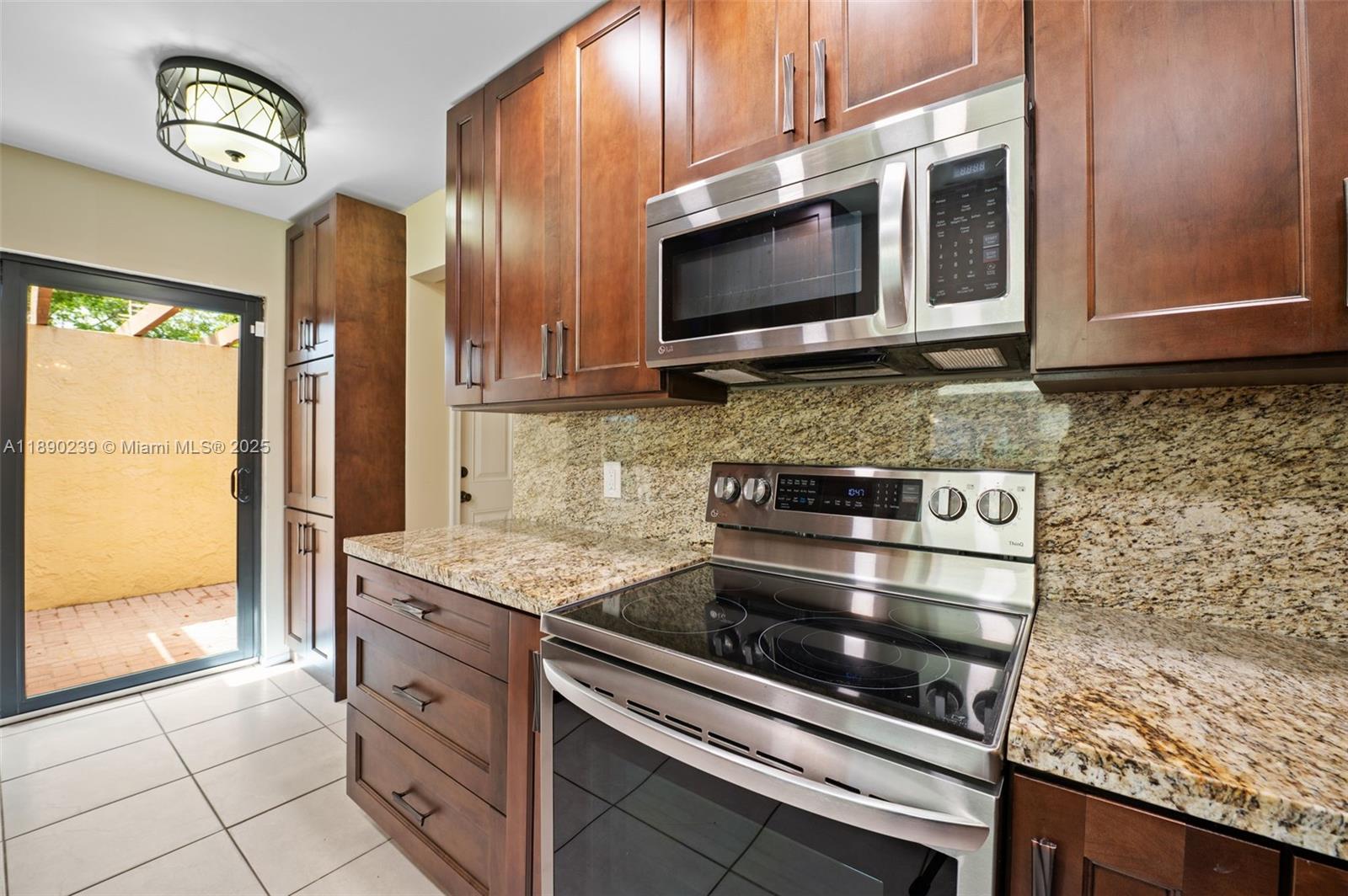 NORTH LAKE TOWNHOMES COND - Residential