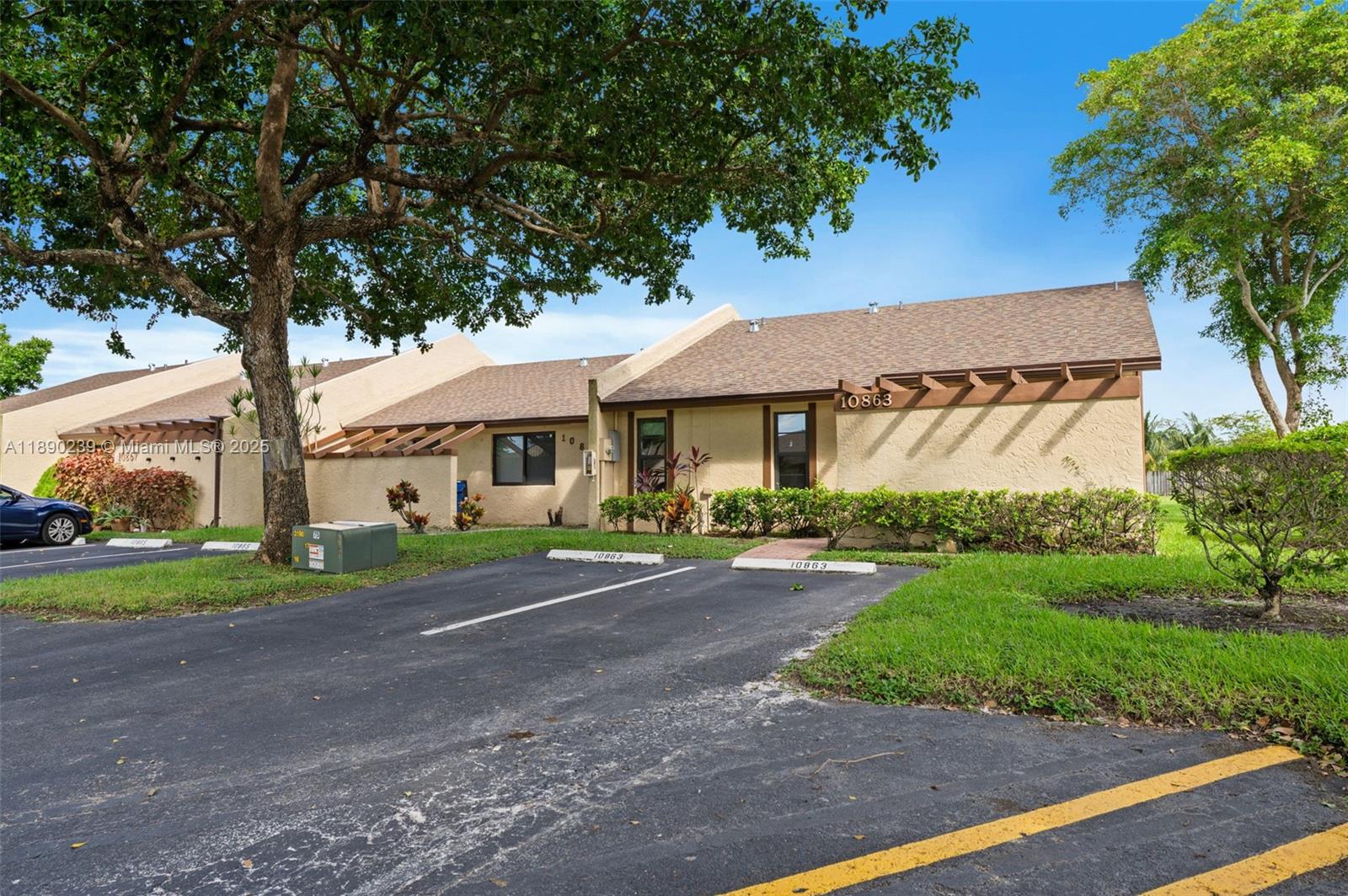NORTH LAKE TOWNHOMES COND - Residential