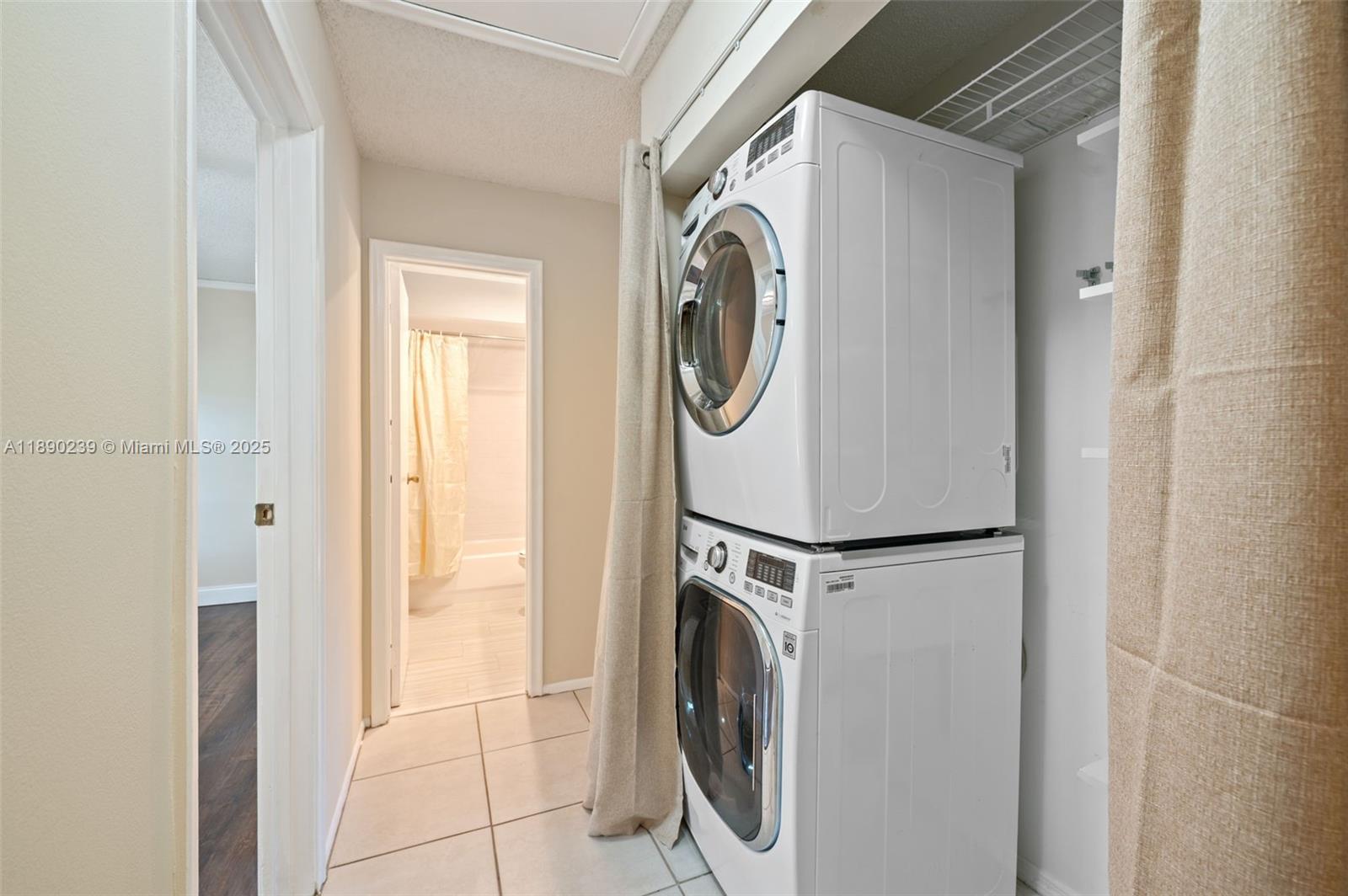 NORTH LAKE TOWNHOMES COND - Residential