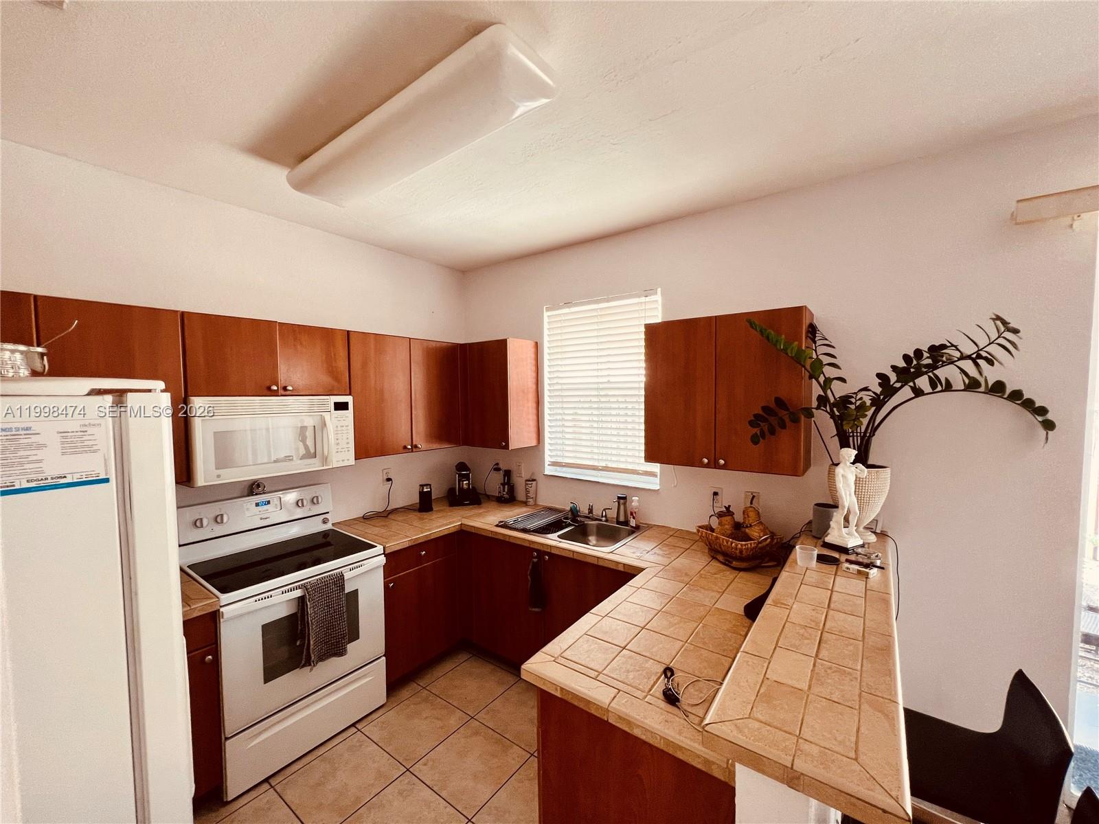 KENDALL BREEZE - Residential Lease