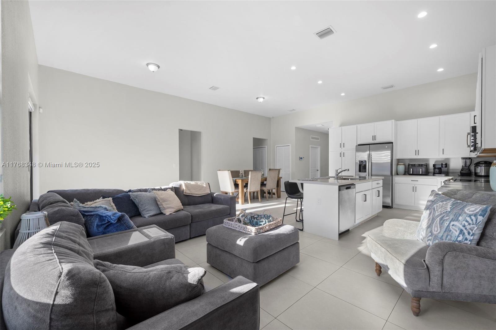 SOUTH MIAMI LAKES - Residential