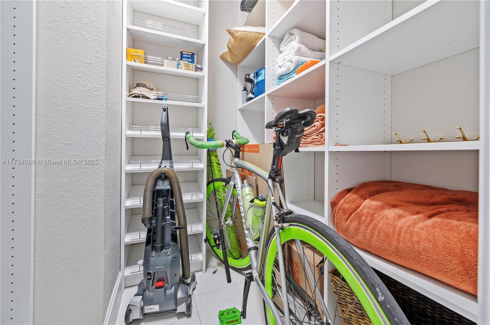 HOLLYBROOK GOLF AND - Residential Lease