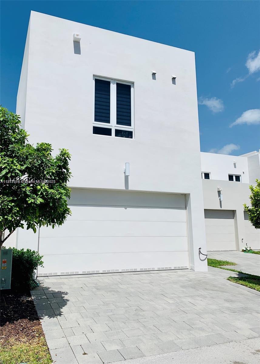 Beautiful independent studio located in the prestigious community of Landmark at Doral. This studio is in excellent condition, featuring porcelain floors, a private entrance, and a washer and dryer inside for added convenience. Enjoy full access to the luxurious amenities of the Landmark Clubhouse. Located in an A+ school district and a family-oriented neighborhood, this is the perfect place to call home!