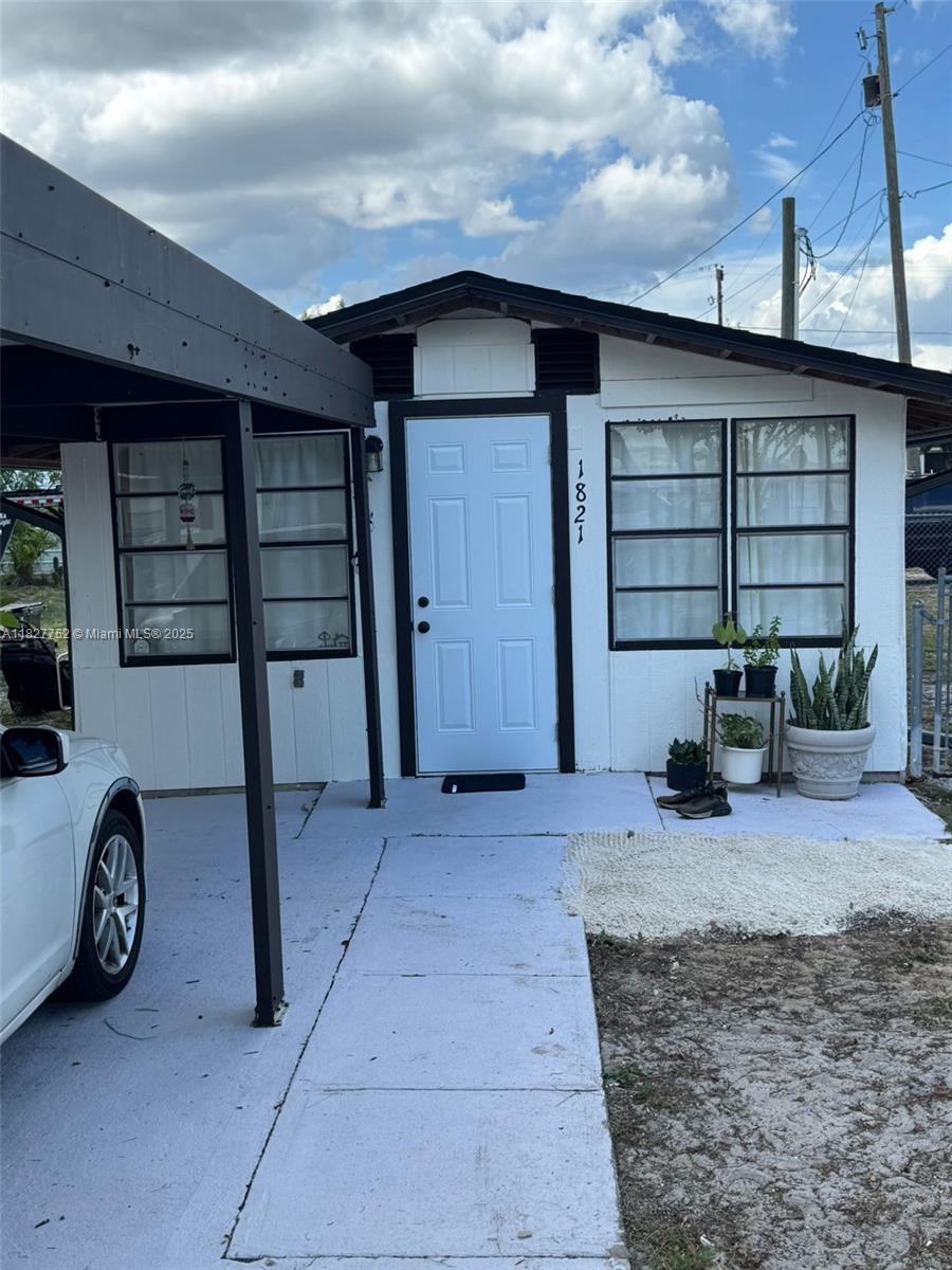 Remarkable property in Avon Park, totally remodel ignorer to enjoy the Floridian rural life. brand new kitchen, big windows with tons of light coming in, comfortable bathrooms with top of the line material and exceptional ceramic floors. Beautiful back yard in a very pedestrian neighborhood come see for your self. It won't last long.
