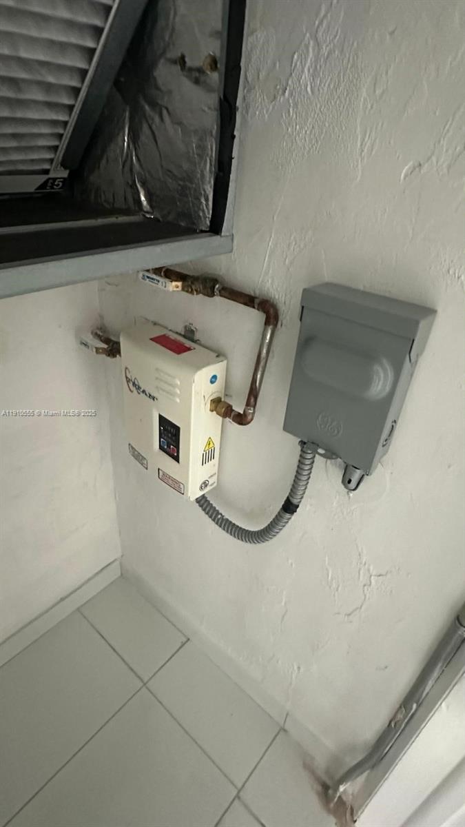 ROLLING GREEN CONDO A - Residential Lease