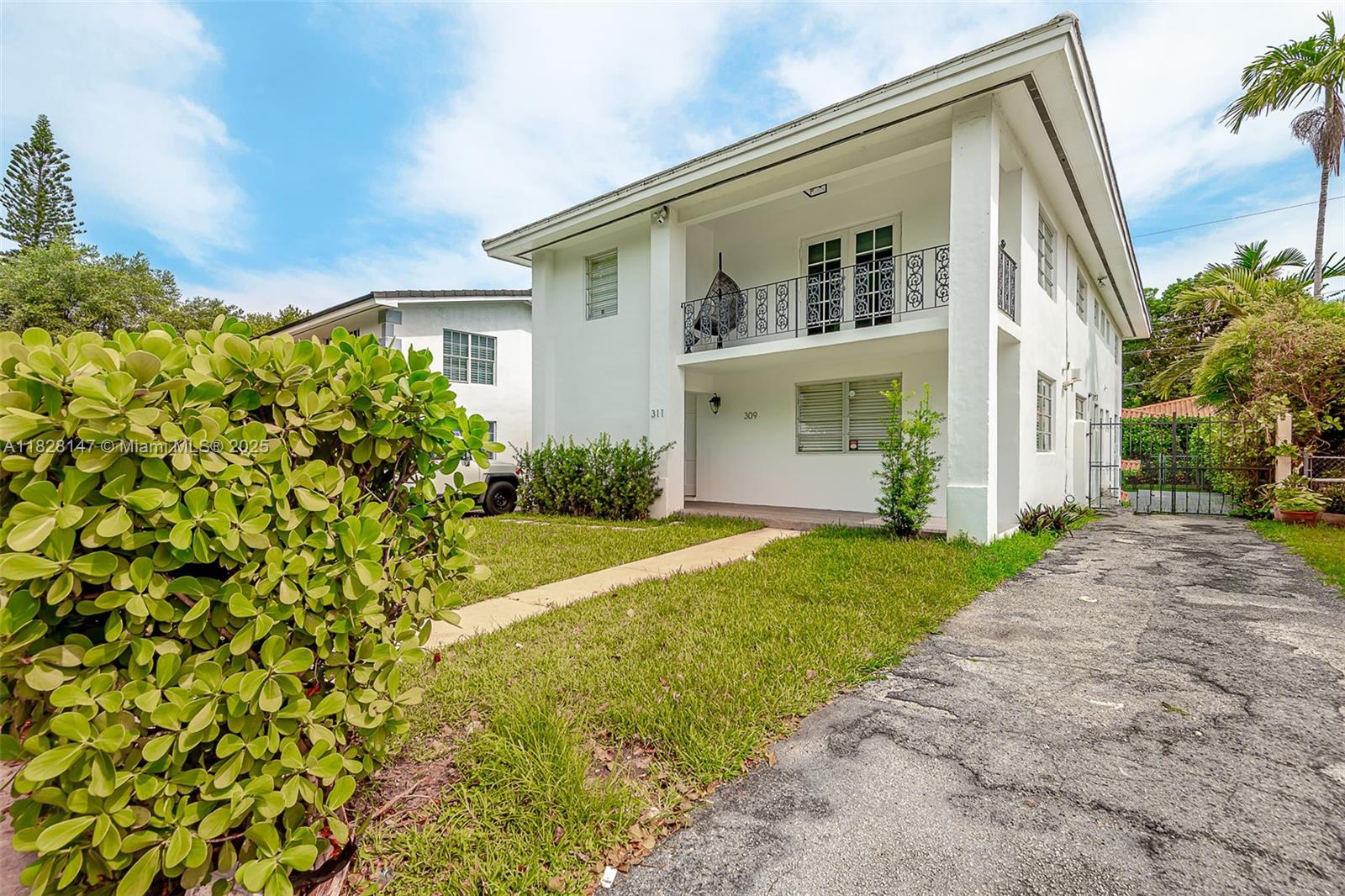 Fantastic location across from Merrick Park, near the University of Miami, US 1 and Palmetto expressway. This bright and spacious 3- bedroom, 2-bath duplex offer the perfect mix of comfort and convenience in one of Coral Gables most desirable neighborhoods. It offer ample bedrooms, remodeled kitchen and bathrooms, wooden kitchen cabinets, granite counter tops, Mexican tile floors, in-unit washer and dryer Central /C unit, plus 2 parking spaces.
Walk to high-end shopping and dining at Merrick Park, minutes from University of Miami, easy access to US1 and Palmetto expressway. Quiet, well-maintained building. Good work, credit and references are required.