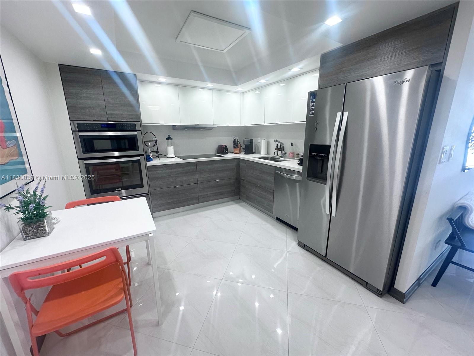 Fully UPDATED and fully furnished, in the heart of Sunny Isles Beach with a beautiful view of the Canal and Ocean, 2 bedrooms, 2 bathrooms. The building has a gym, high-speed internet, cable, valet parking, and 24 hour security. Close to beach, parks, schools, restaurants, shops, and expressways. 5 minutes from Aventura Mall.