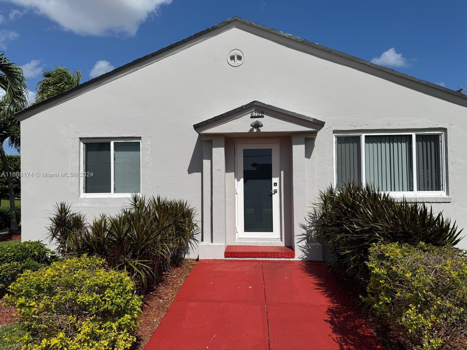 Nice spacious family house 2 bedroom 1 bathroom, living room, large family room. Centrally located in great area. Close to anywhere. VACANT, FAST APPROVAL.