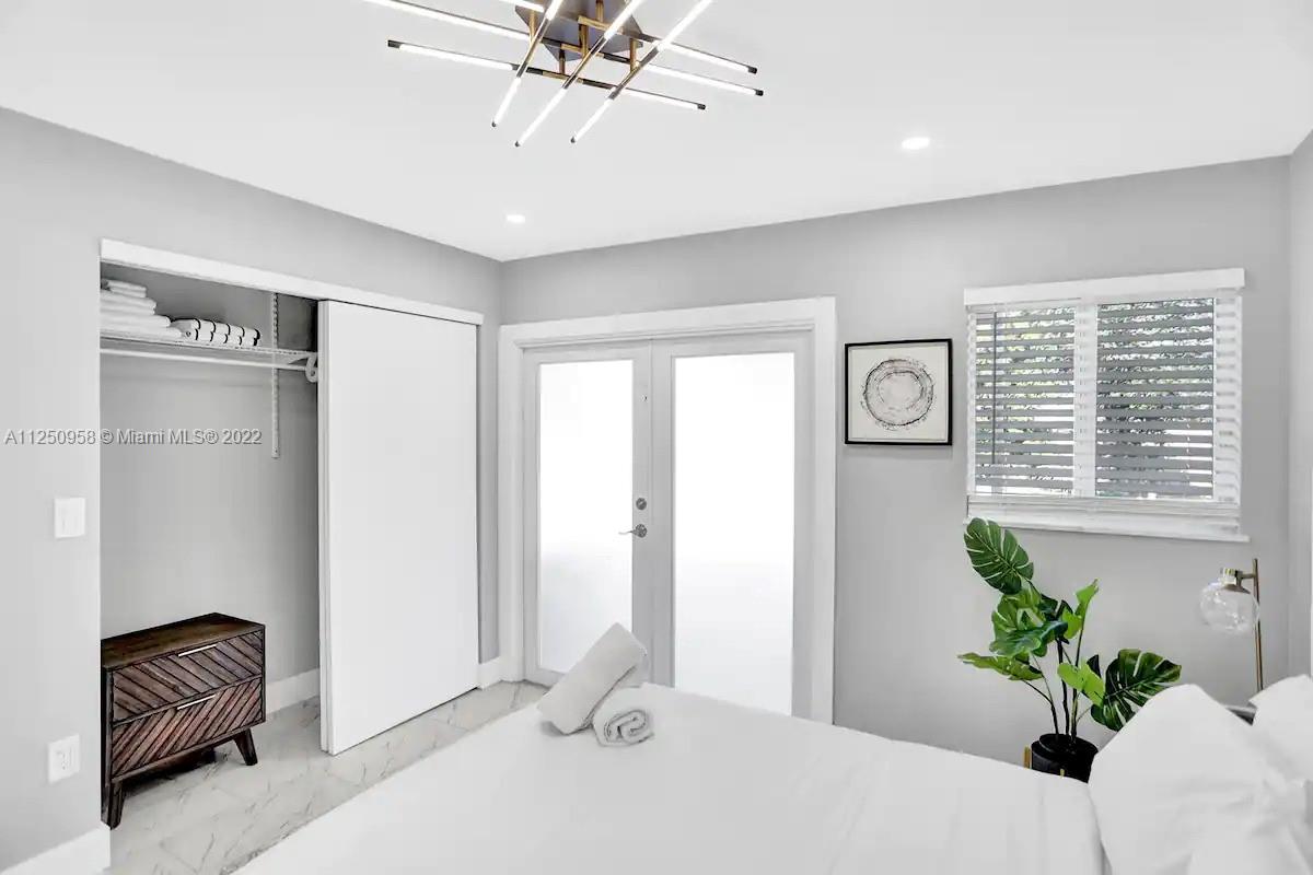 HOLLYWOOD HILLS - Residential Lease