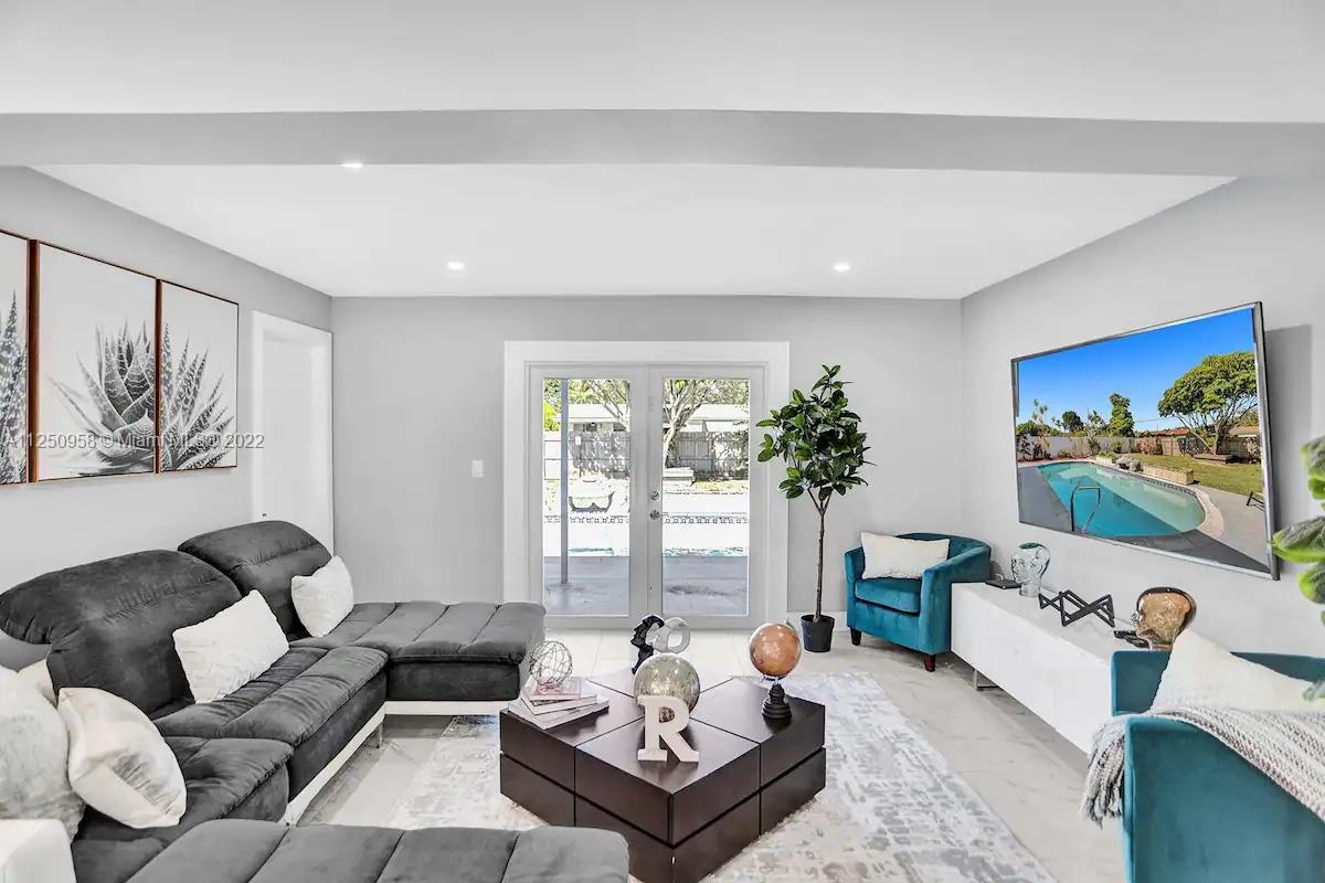 HOLLYWOOD HILLS - Residential Lease