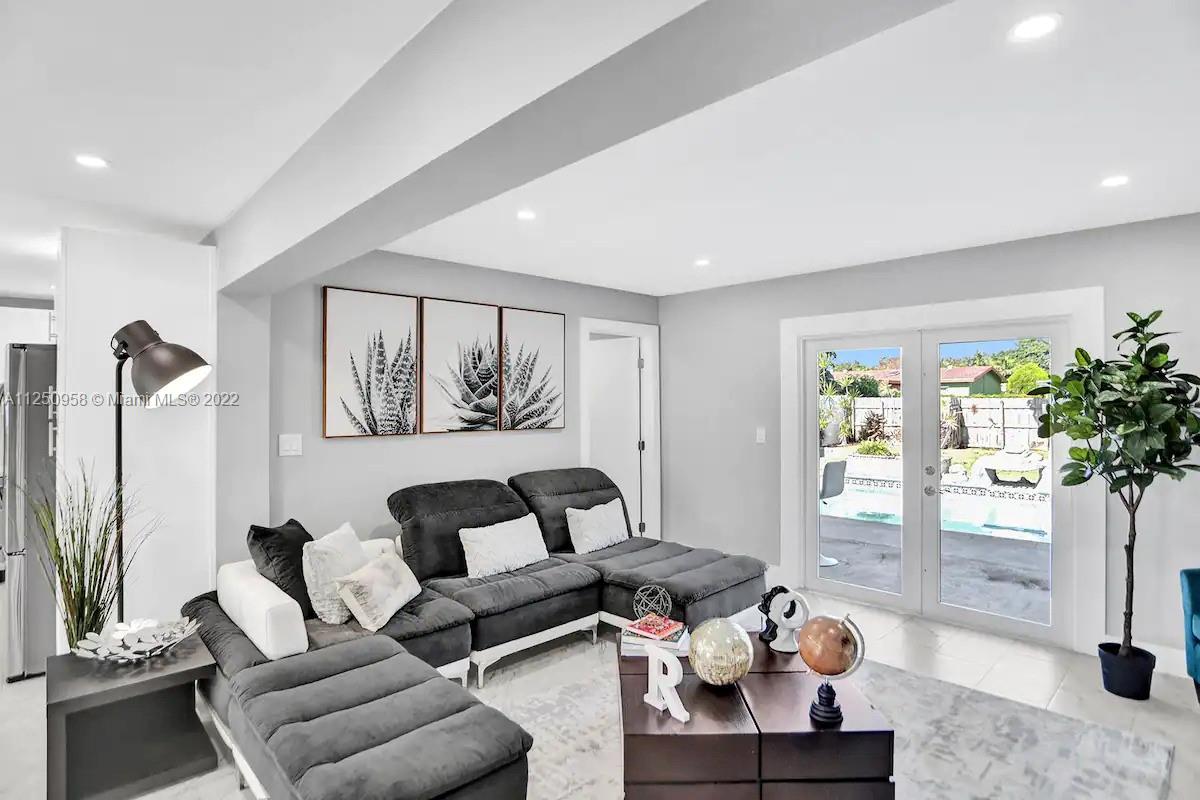 HOLLYWOOD HILLS - Residential Lease