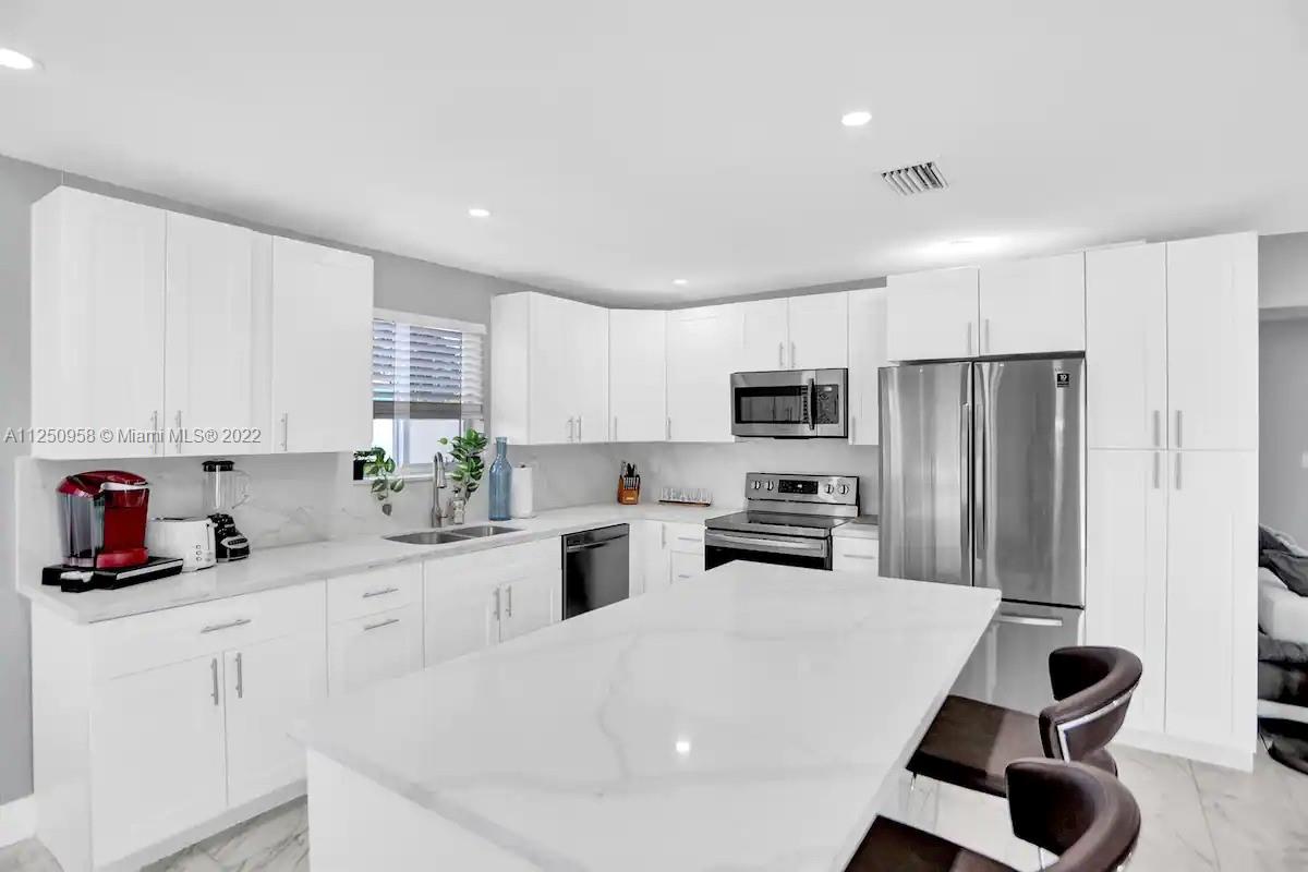 HOLLYWOOD HILLS - Residential Lease