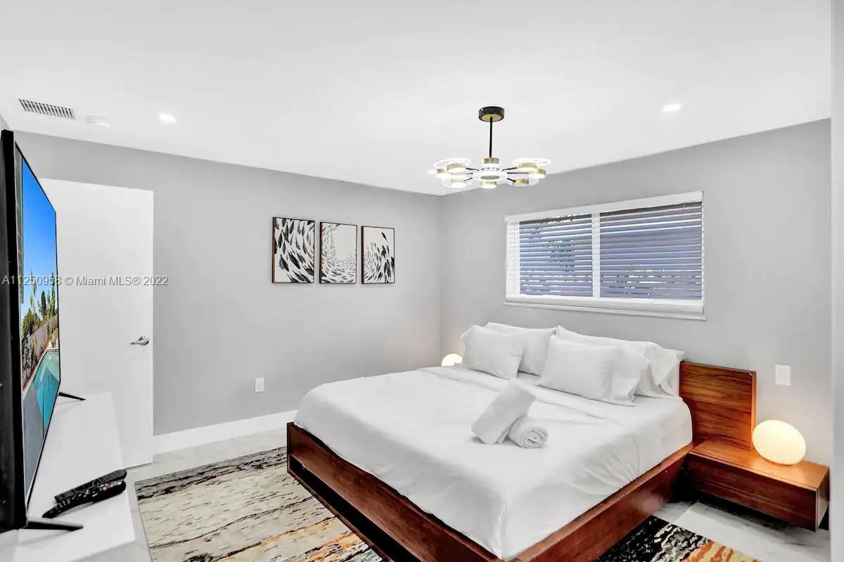 HOLLYWOOD HILLS - Residential Lease