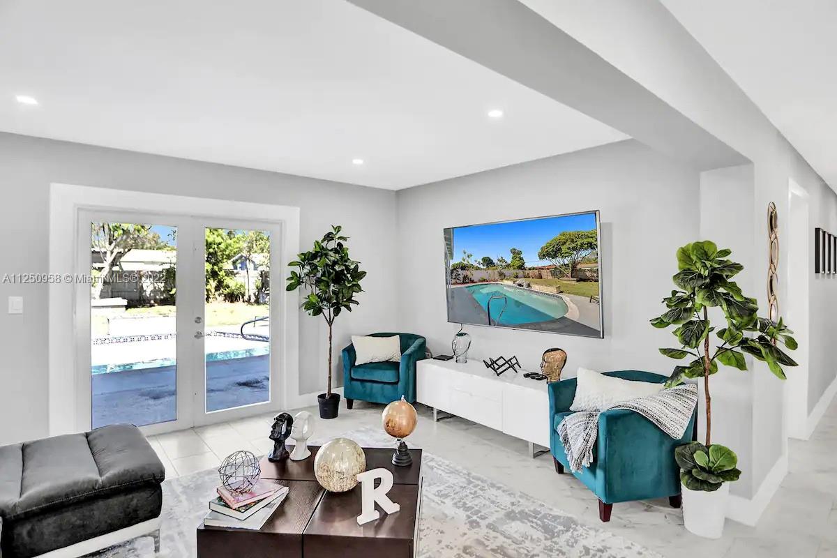 HOLLYWOOD HILLS - Residential Lease